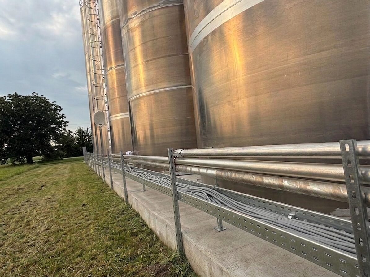 Silo grubu boyunca uzanan paslanmaz taban besleme hatları